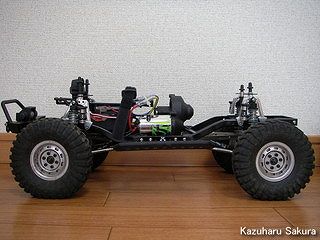 Axial(アキシャル)・SCX10・ジープ ラングラー G6 製作記 ～ SCX10 と ソウバック（SAWBACK） のシャーシ比較 ～ SCX10 の左側面